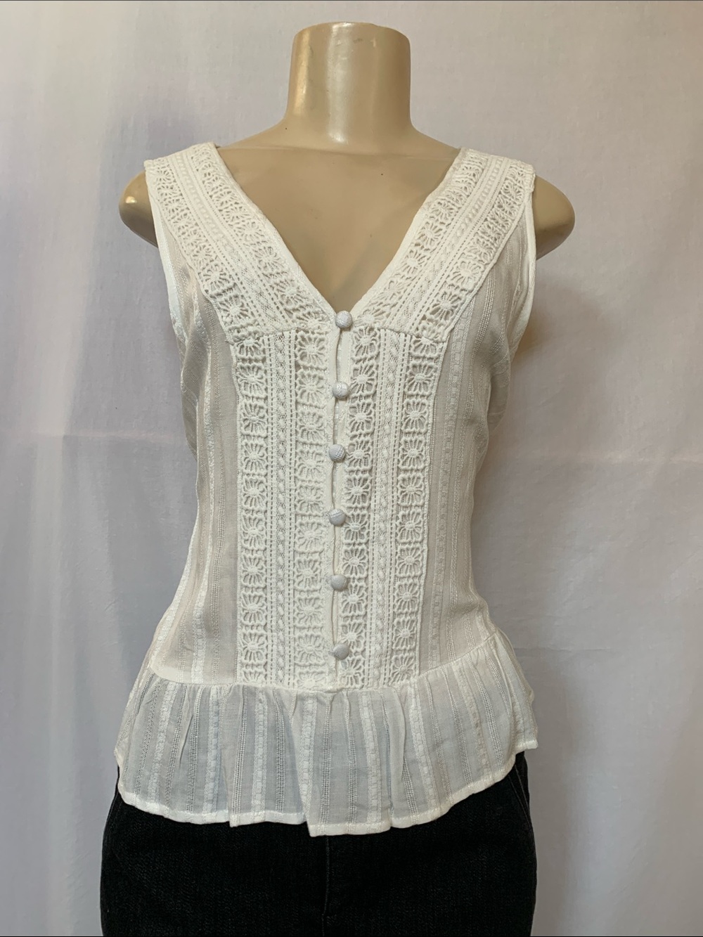 eyeshadow White Sleeveless V-Neck Crochet Button Front Top Size Medium